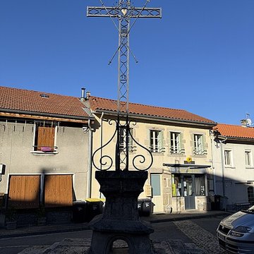Croix située au Nord de léglise