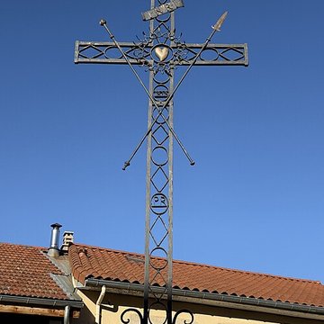 Croix située au Nord de léglise