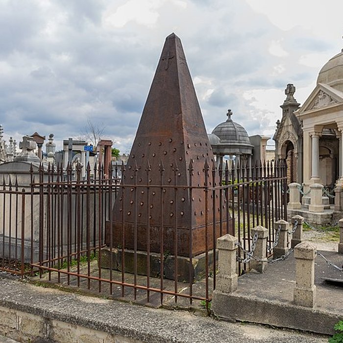 Photo de Tombeau Smith, ou Pyramide Smith, situé dans le cimetière du Crêt du Roc cimetière Saint-Claude