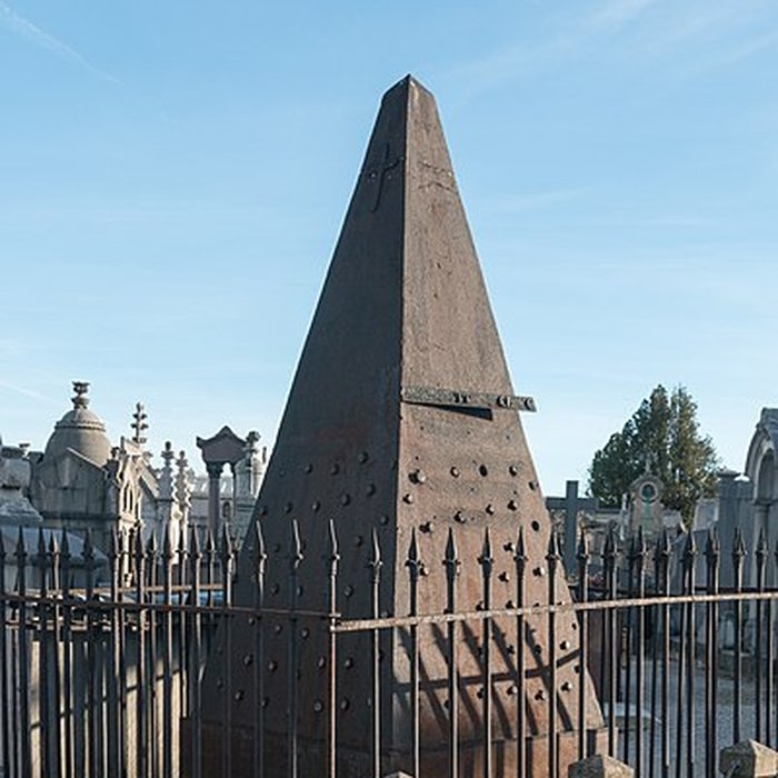 Photo de Tombeau Smith, ou Pyramide Smith, situé dans le cimetière du Crêt du Roc cimetière Saint-Claude