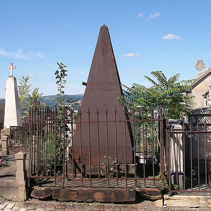 Photo de Tombeau Smith, ou Pyramide Smith, situé dans le cimetière du Crêt du Roc cimetière Saint-Claude