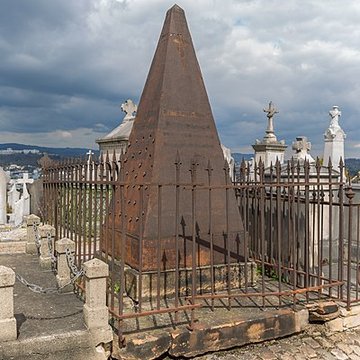Tombeau Smith, ou Pyramide Smith, situé dans le cimetière du Crêt du Roc cimetière Saint-Claude