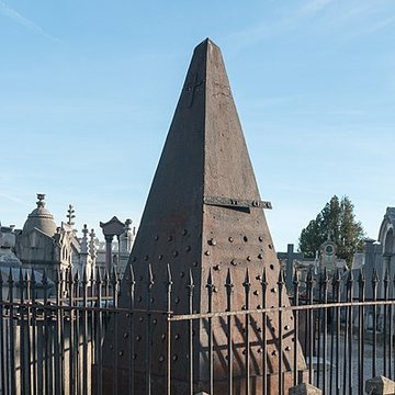 Tombeau Smith, ou Pyramide Smith, situé dans le cimetière du Crêt du Roc cimetière Saint-Claude