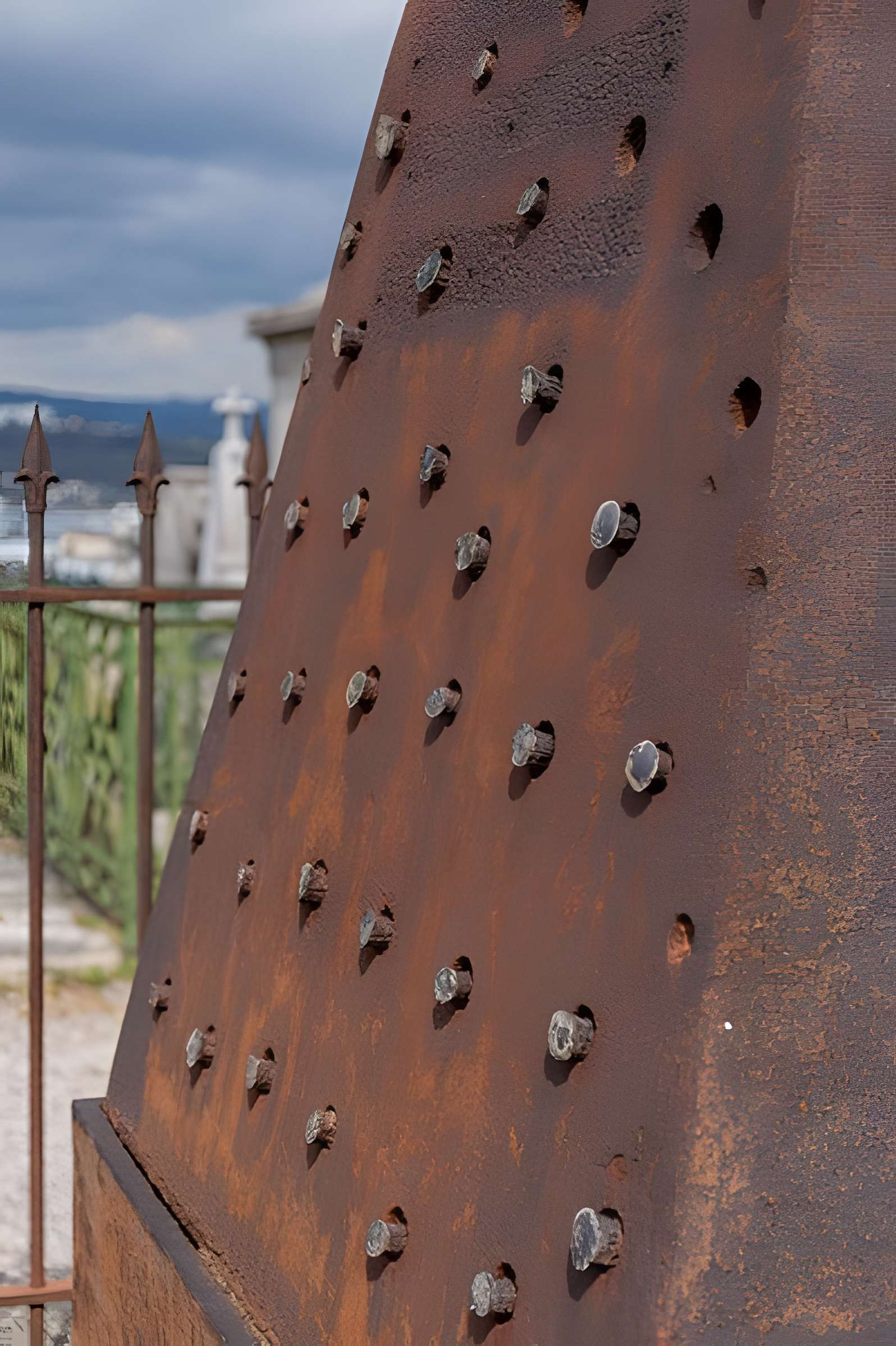 Tombeau Smith, ou Pyramide Smith, situé dans le cimetière du Crêt du Roc (cimetière Saint-Claude)