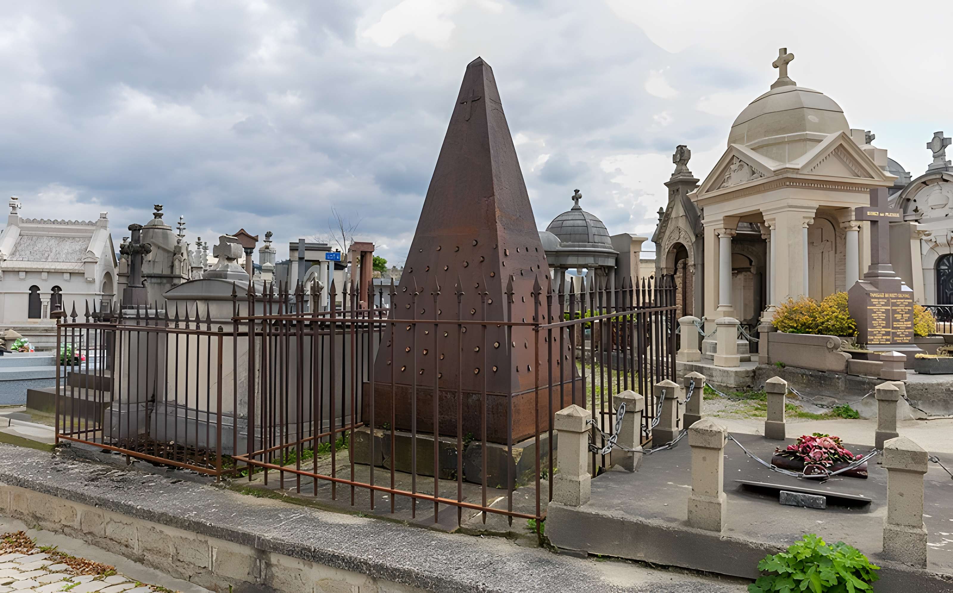 Tombeau Smith, ou Pyramide Smith, situé dans le cimetière du Crêt du Roc (cimetière Saint-Claude)