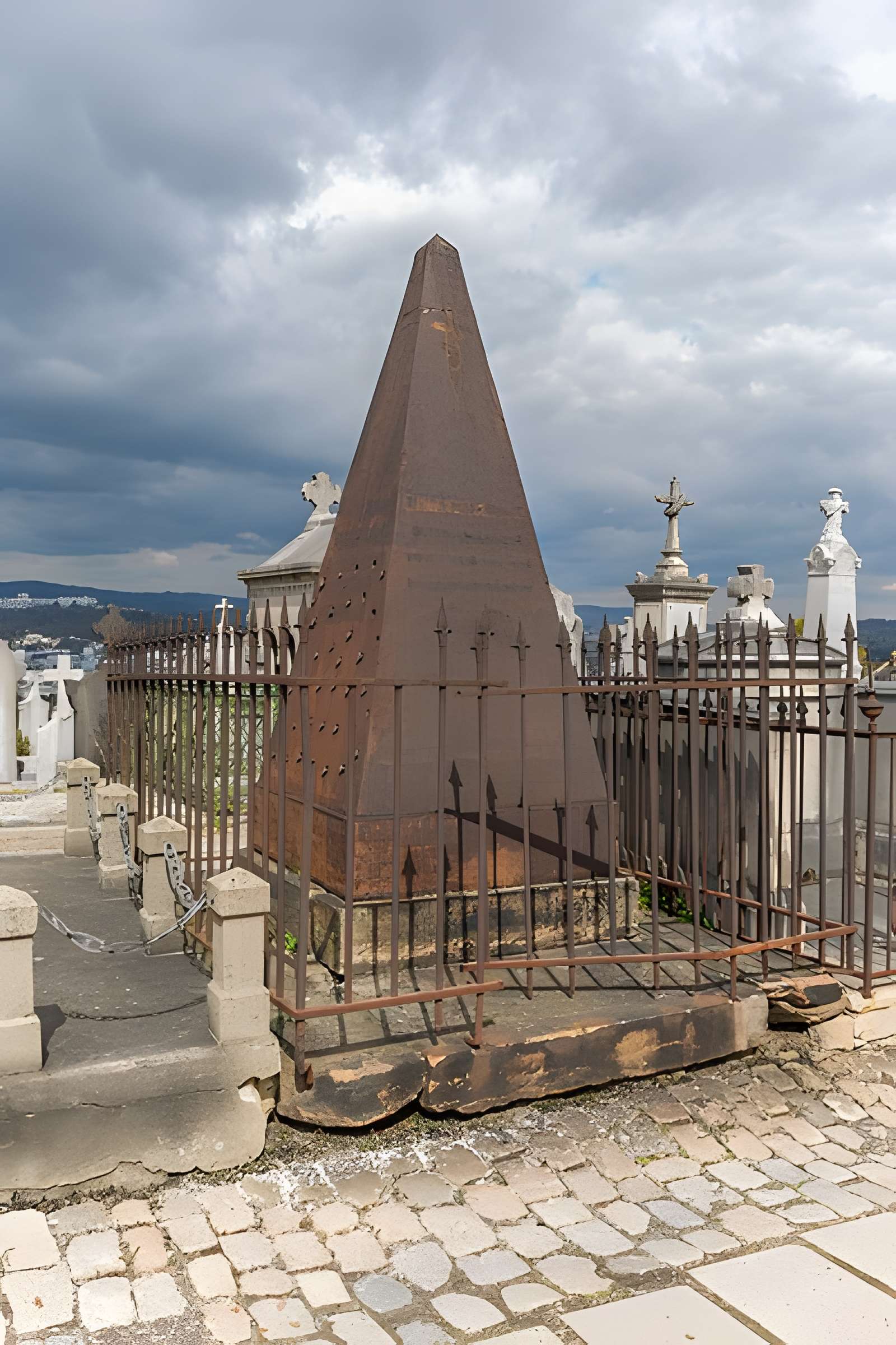 Tombeau Smith, ou Pyramide Smith, situé dans le cimetière du Crêt du Roc (cimetière Saint-Claude)