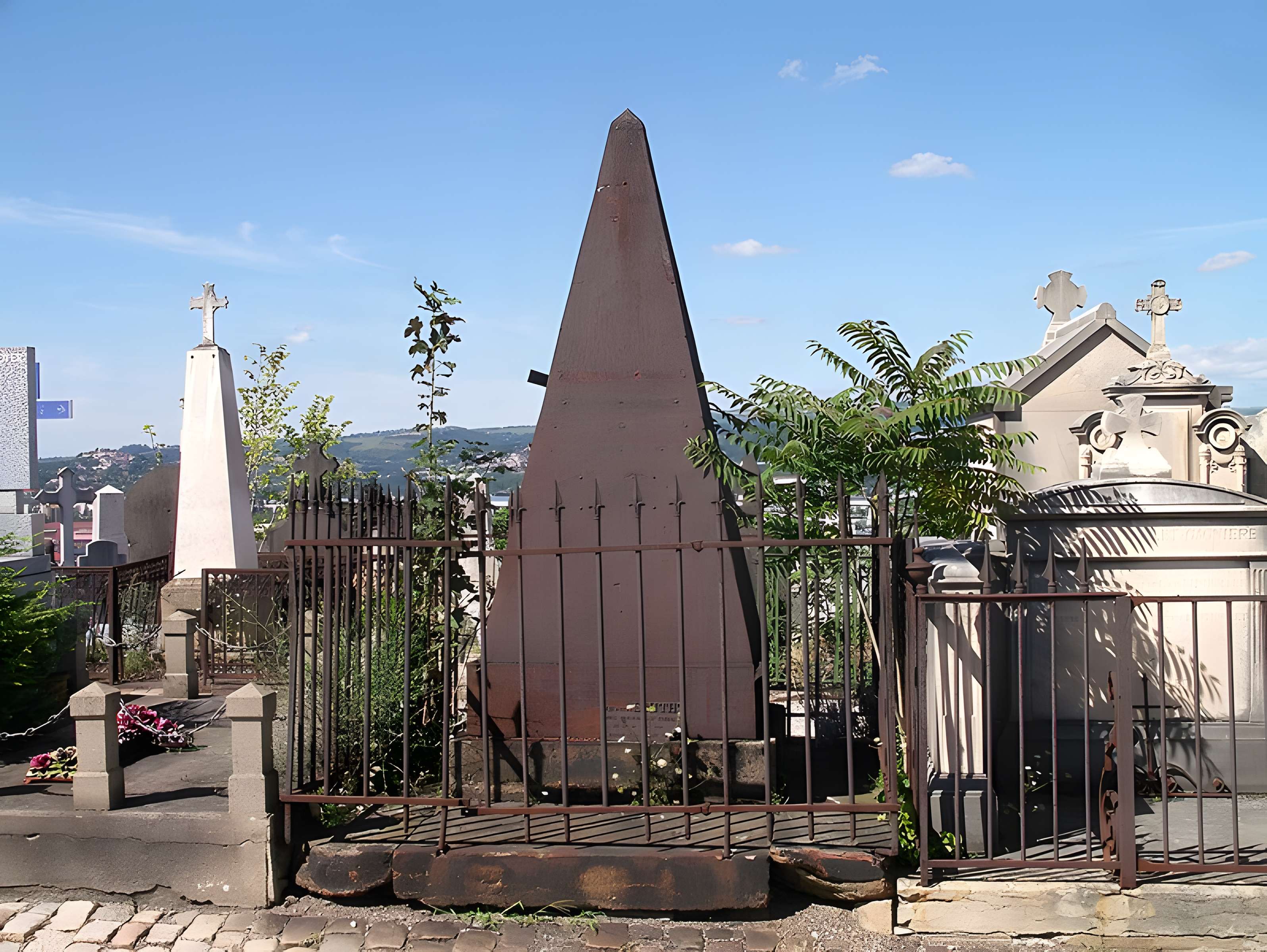 Tombeau Smith, ou Pyramide Smith, situé dans le cimetière du Crêt du Roc (cimetière Saint-Claude)