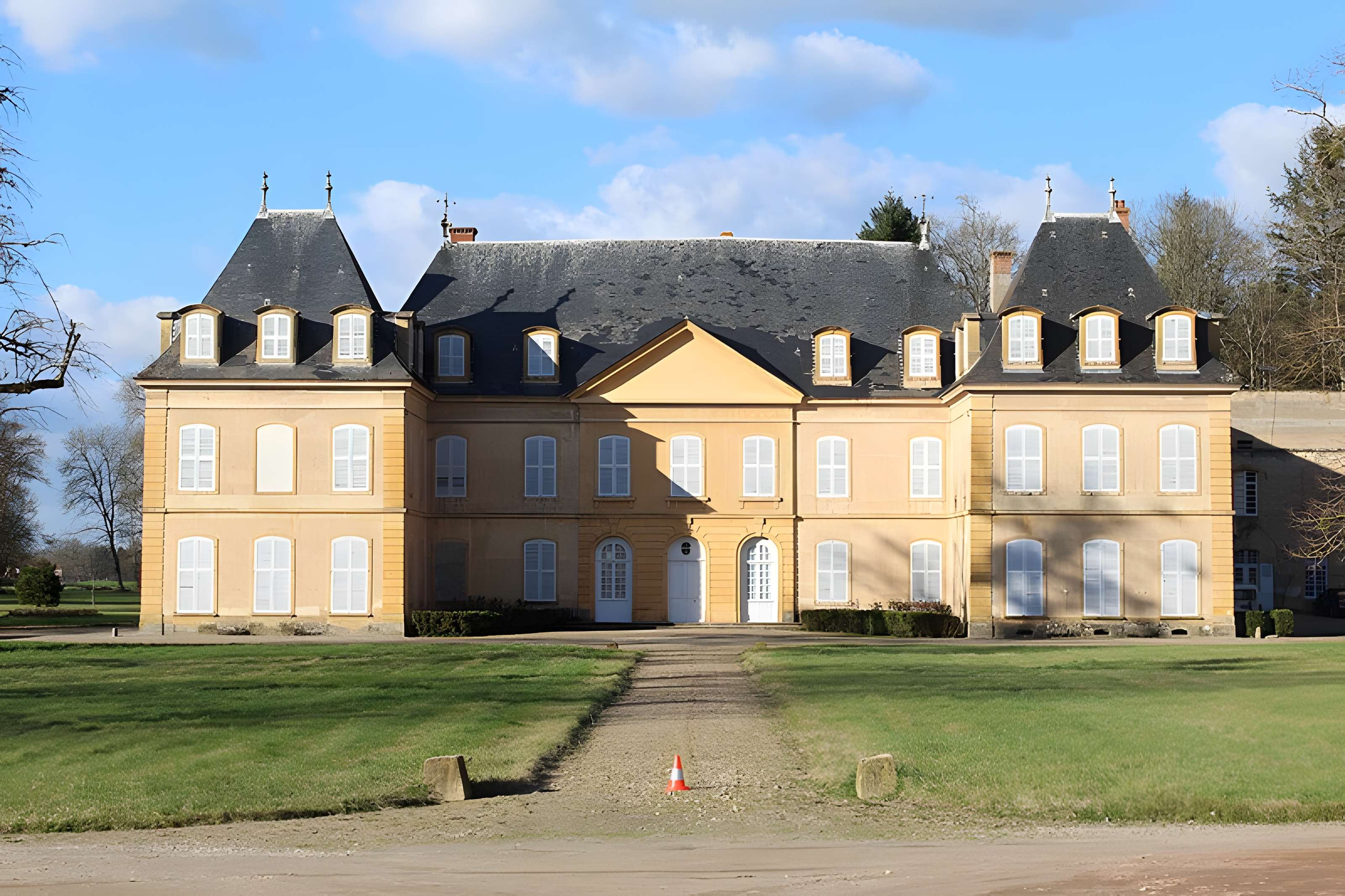 Château de Vougy (également sur commune de Pouilly-sous-Charlieu)