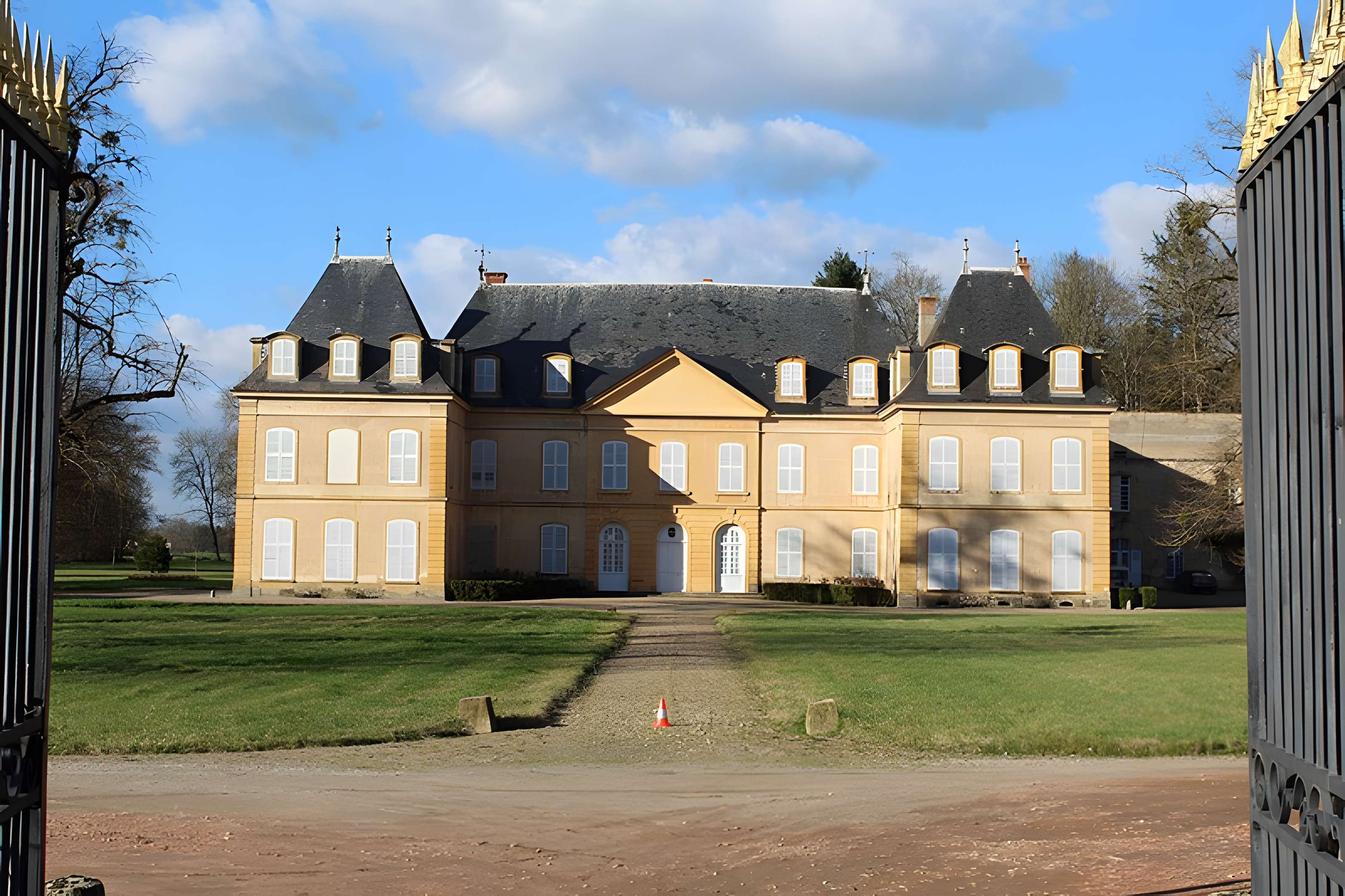 Château de Vougy (également sur commune de Pouilly-sous-Charlieu)