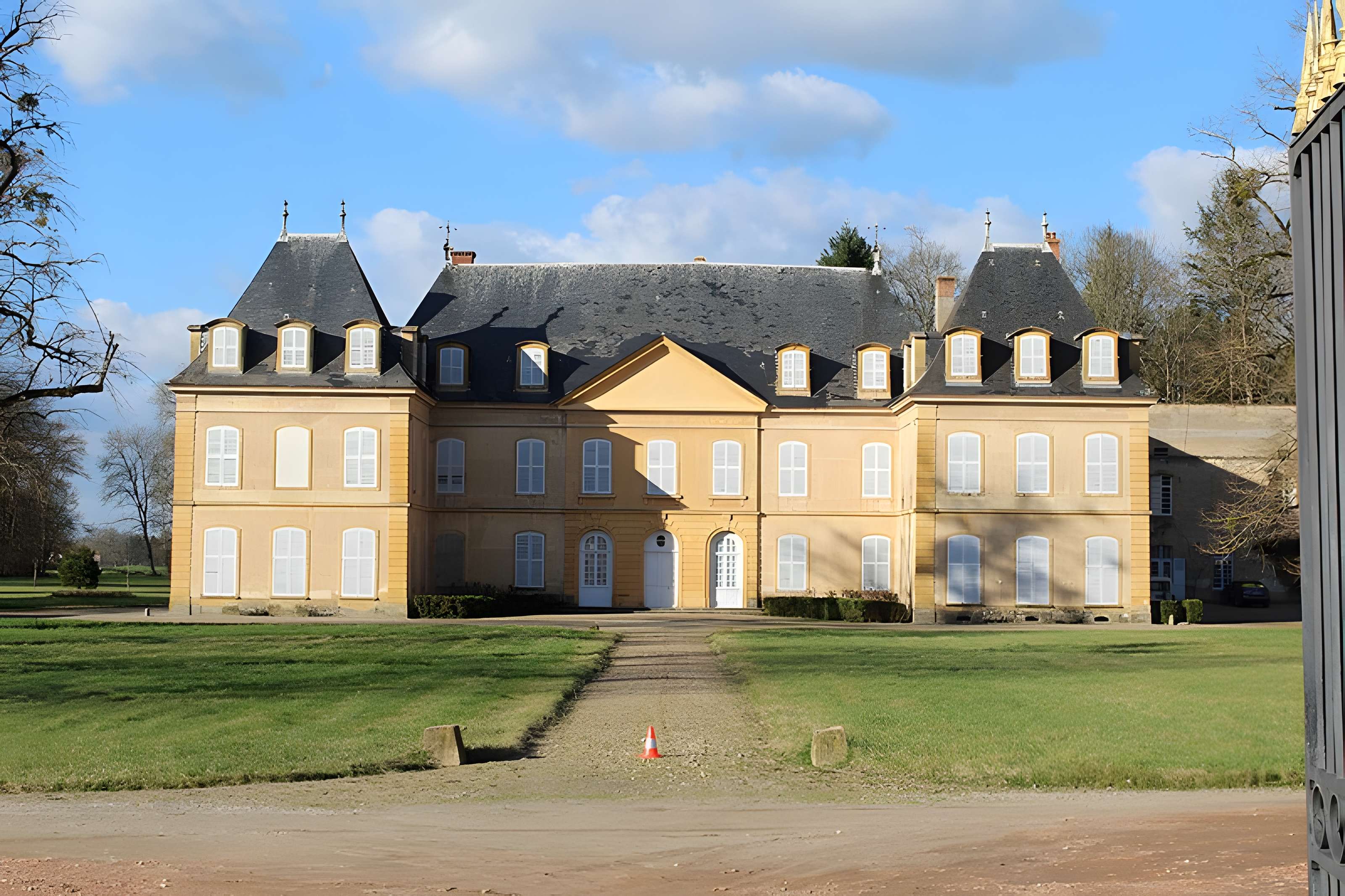 Château de Vougy (également sur commune de Pouilly-sous-Charlieu)