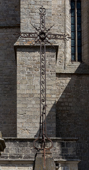 Photo de Croix en fer forgé à droite de l'escalier devant l'église