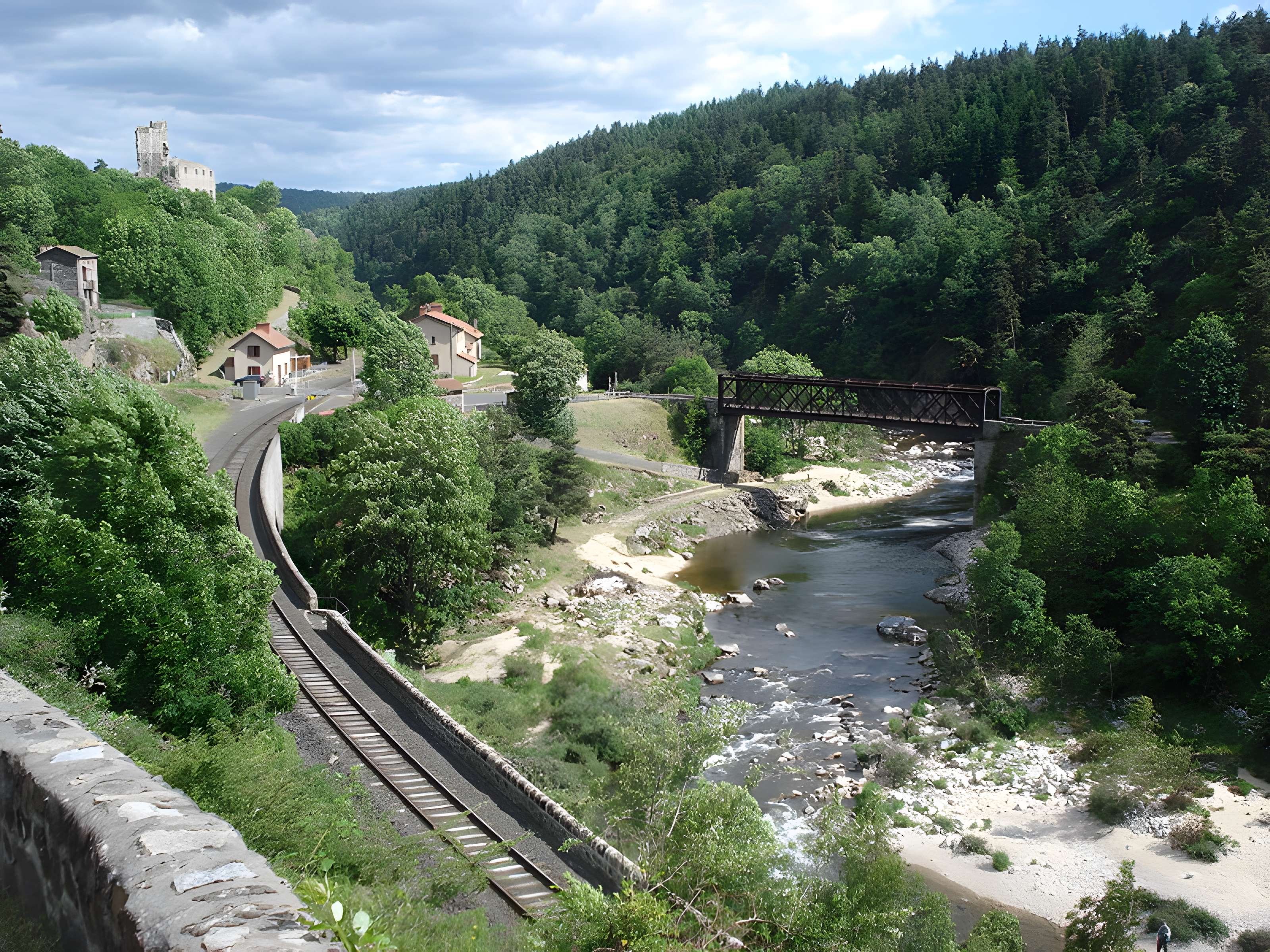 Ruines du château de Jonchères