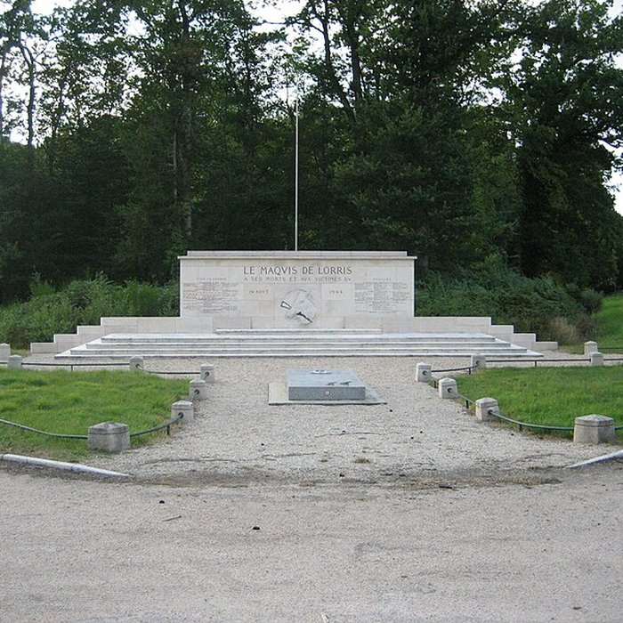 Photo de Les quatre maisons forestières et le monument commémoratif situés au Carrefour de la Résistance