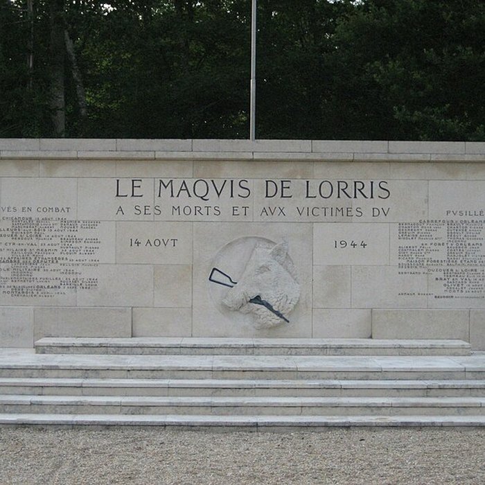 Photo de Les quatre maisons forestières et le monument commémoratif situés au Carrefour de la Résistance
