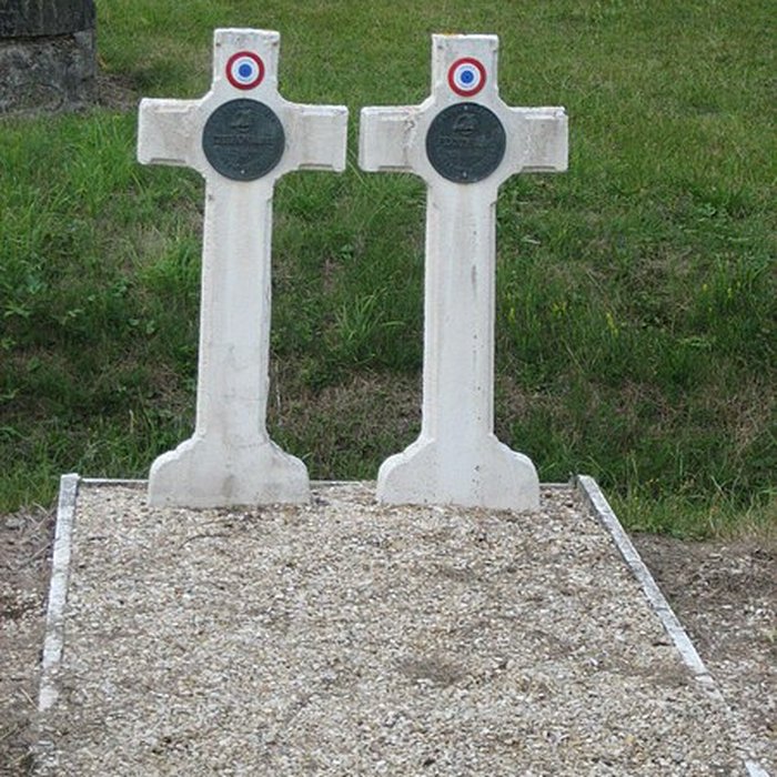Photo de Les quatre maisons forestières et le monument commémoratif situés au Carrefour de la Résistance