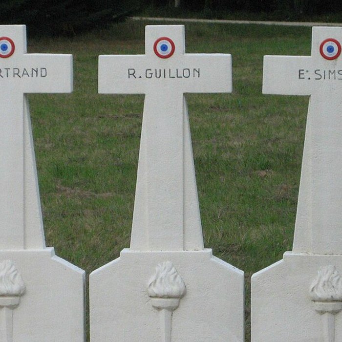 Photo de Les quatre maisons forestières et le monument commémoratif situés au Carrefour de la Résistance