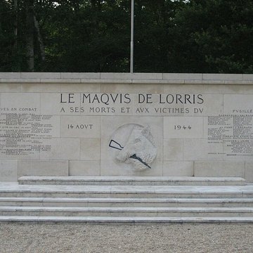 Les quatre maisons forestières et le monument commémoratif situés au Carrefour de la Résistance