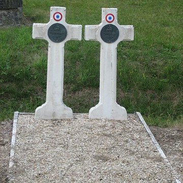 Les quatre maisons forestières et le monument commémoratif situés au Carrefour de la Résistance