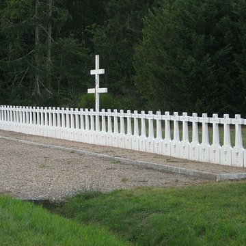 Les quatre maisons forestières et le monument commémoratif situés au Carrefour de la Résistance