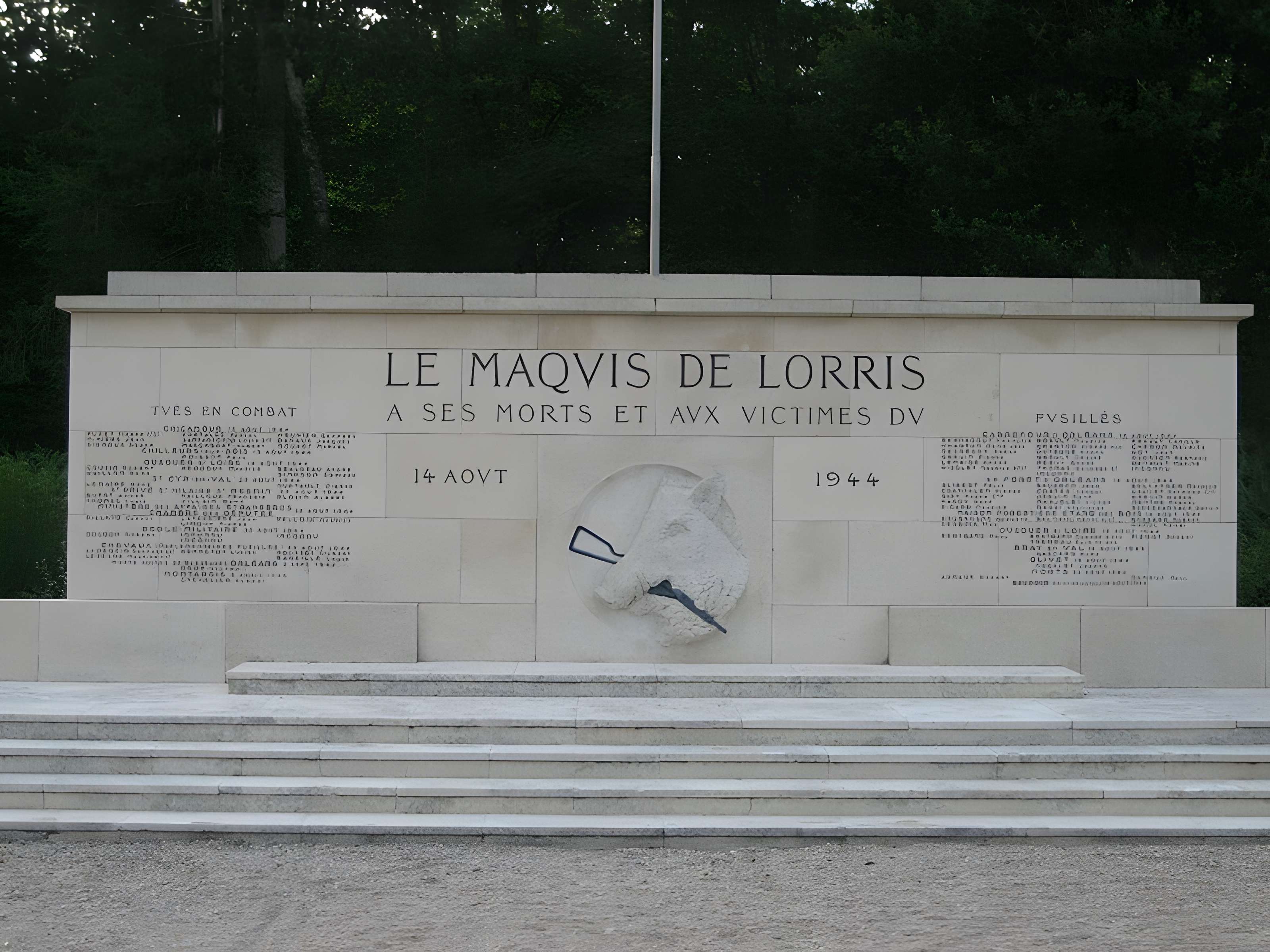 Les quatre maisons forestières et le monument commémoratif situés au Carrefour de la Résistance