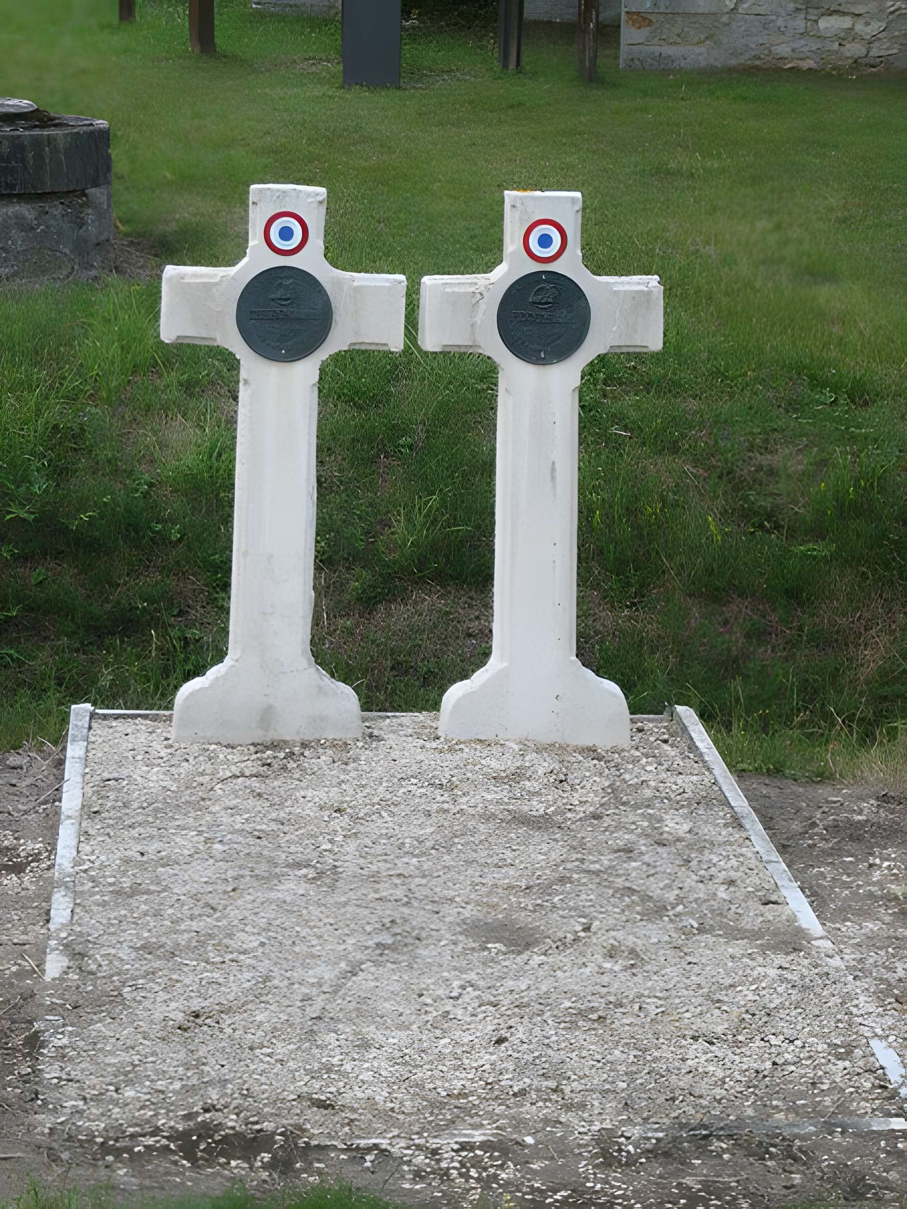 Les quatre maisons forestières et le monument commémoratif situés au Carrefour de la Résistance
