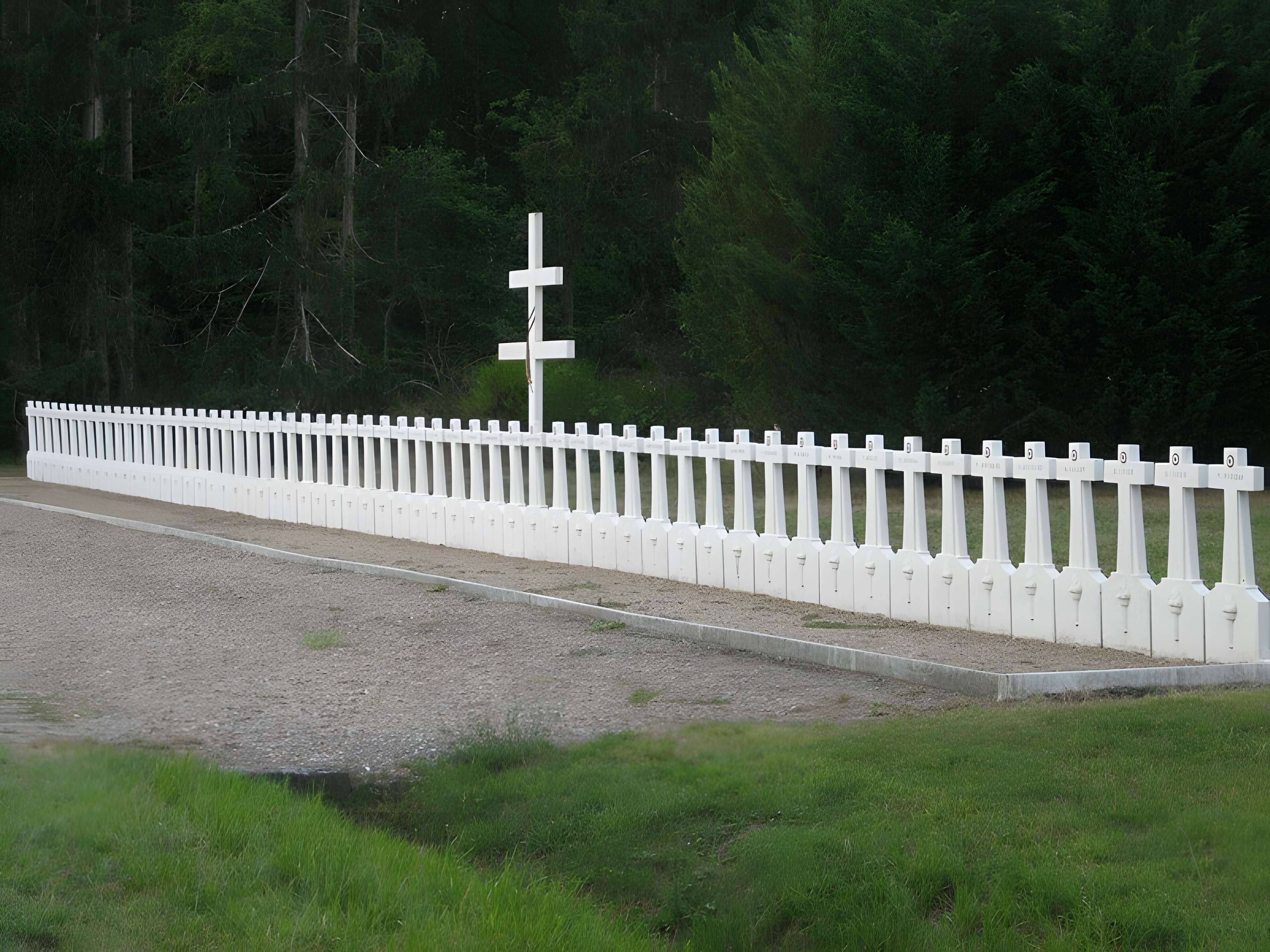 Les quatre maisons forestières et le monument commémoratif situés au Carrefour de la Résistance