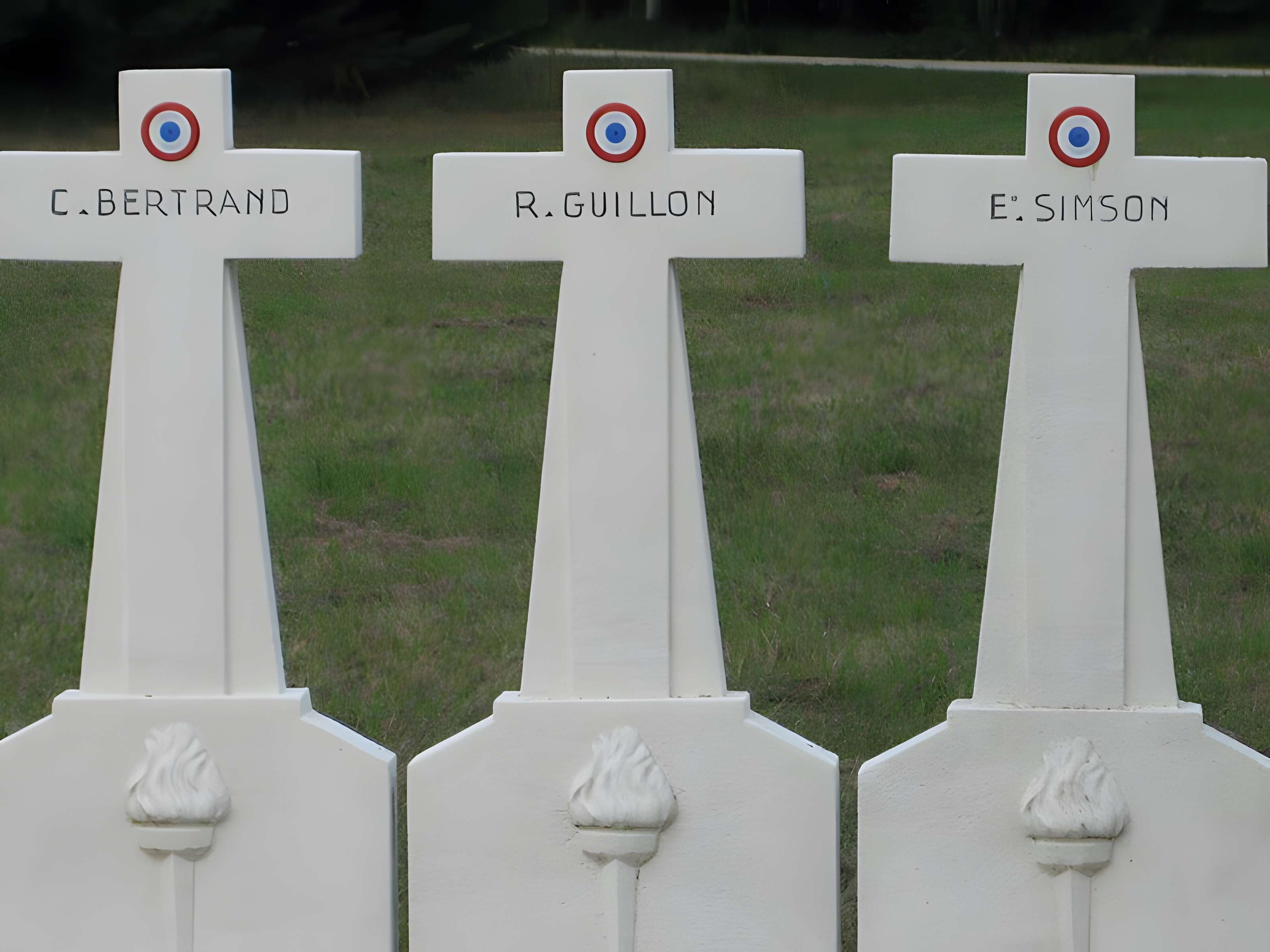 Les quatre maisons forestières et le monument commémoratif situés au Carrefour de la Résistance