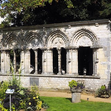 Ruines du château de Lorris