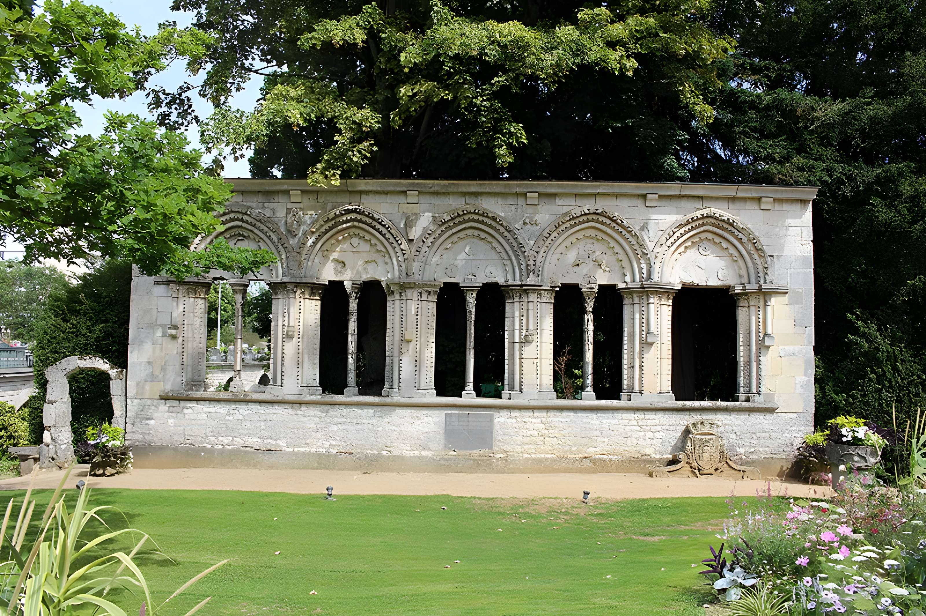Ruines du château de Lorris