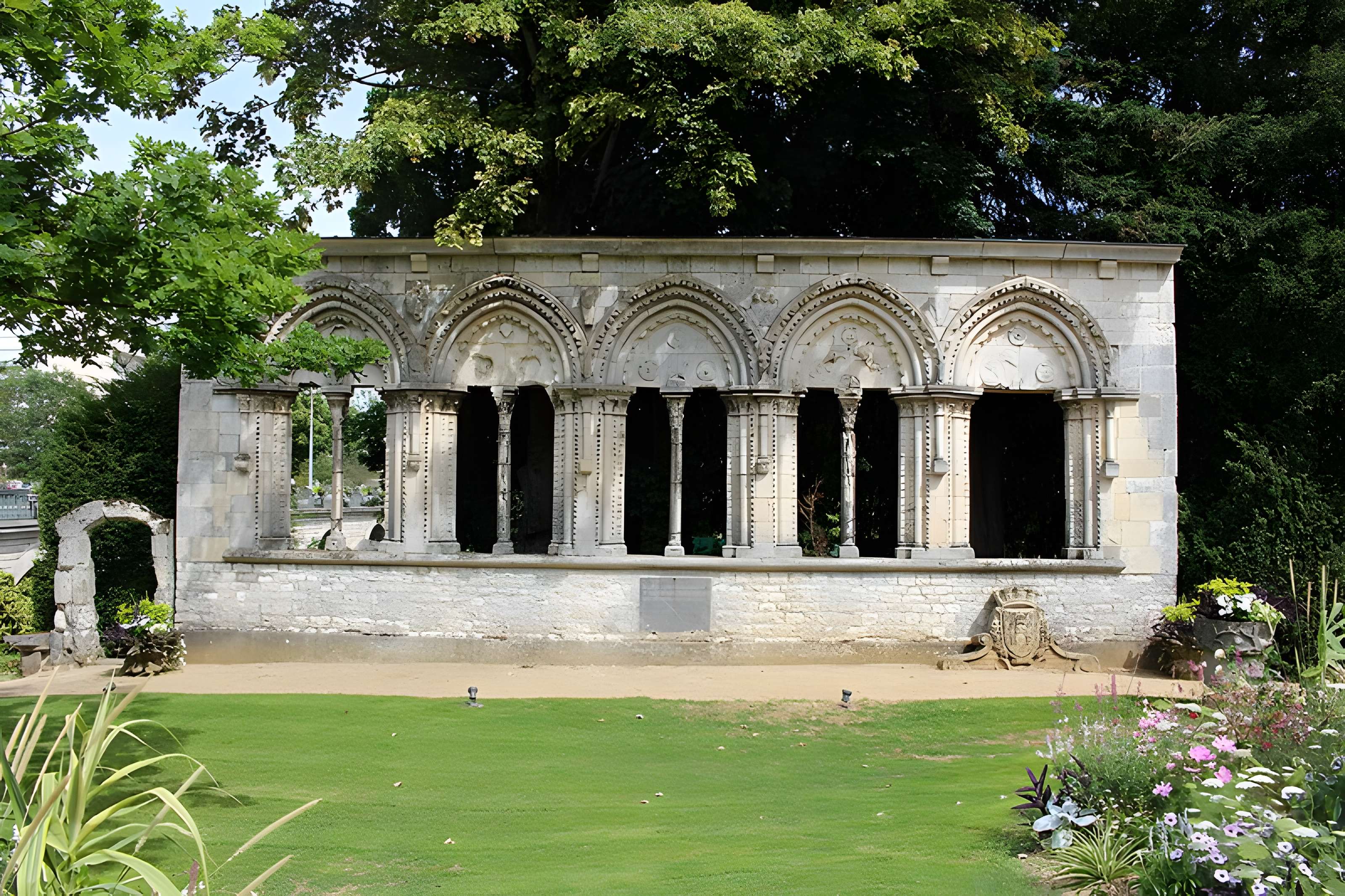 Ruines du château de Lorris