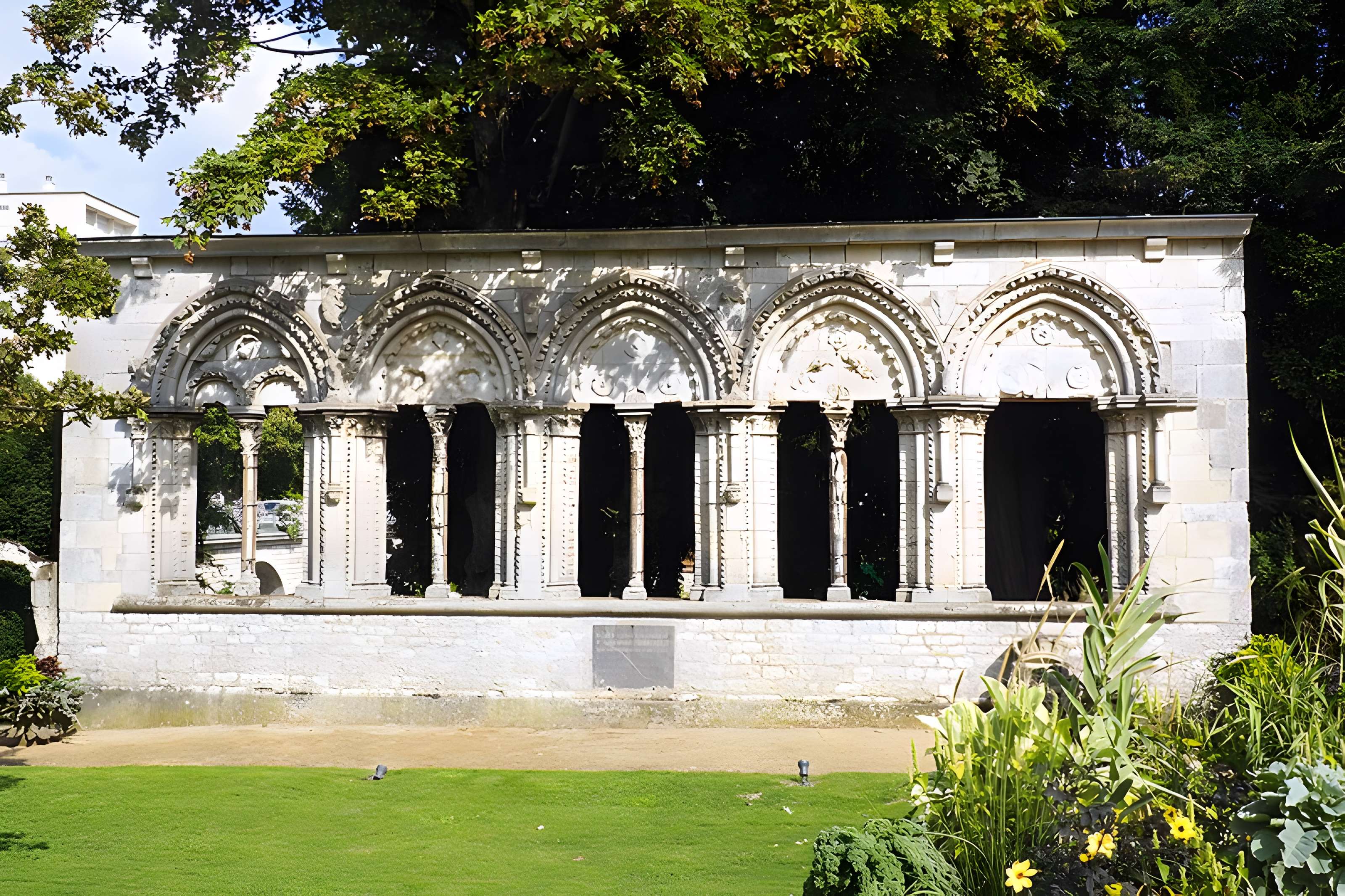 Ruines du château de Lorris