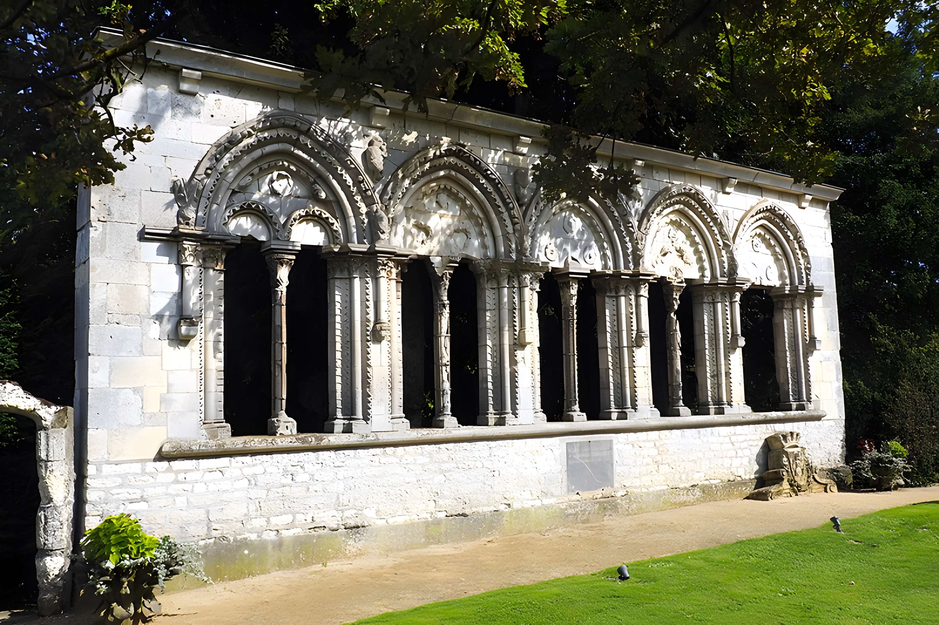 Ruines du château de Lorris