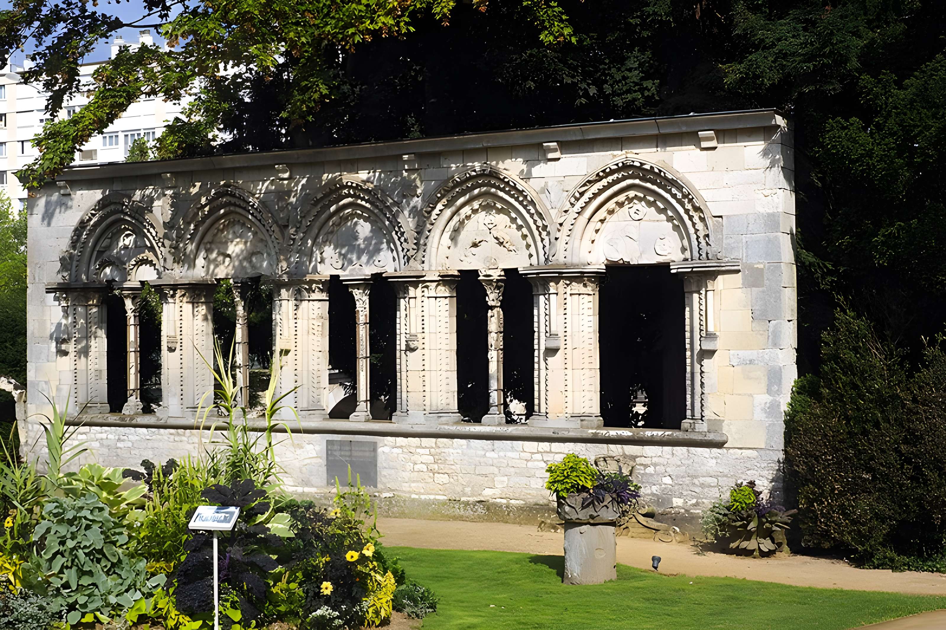 Ruines du château de Lorris
