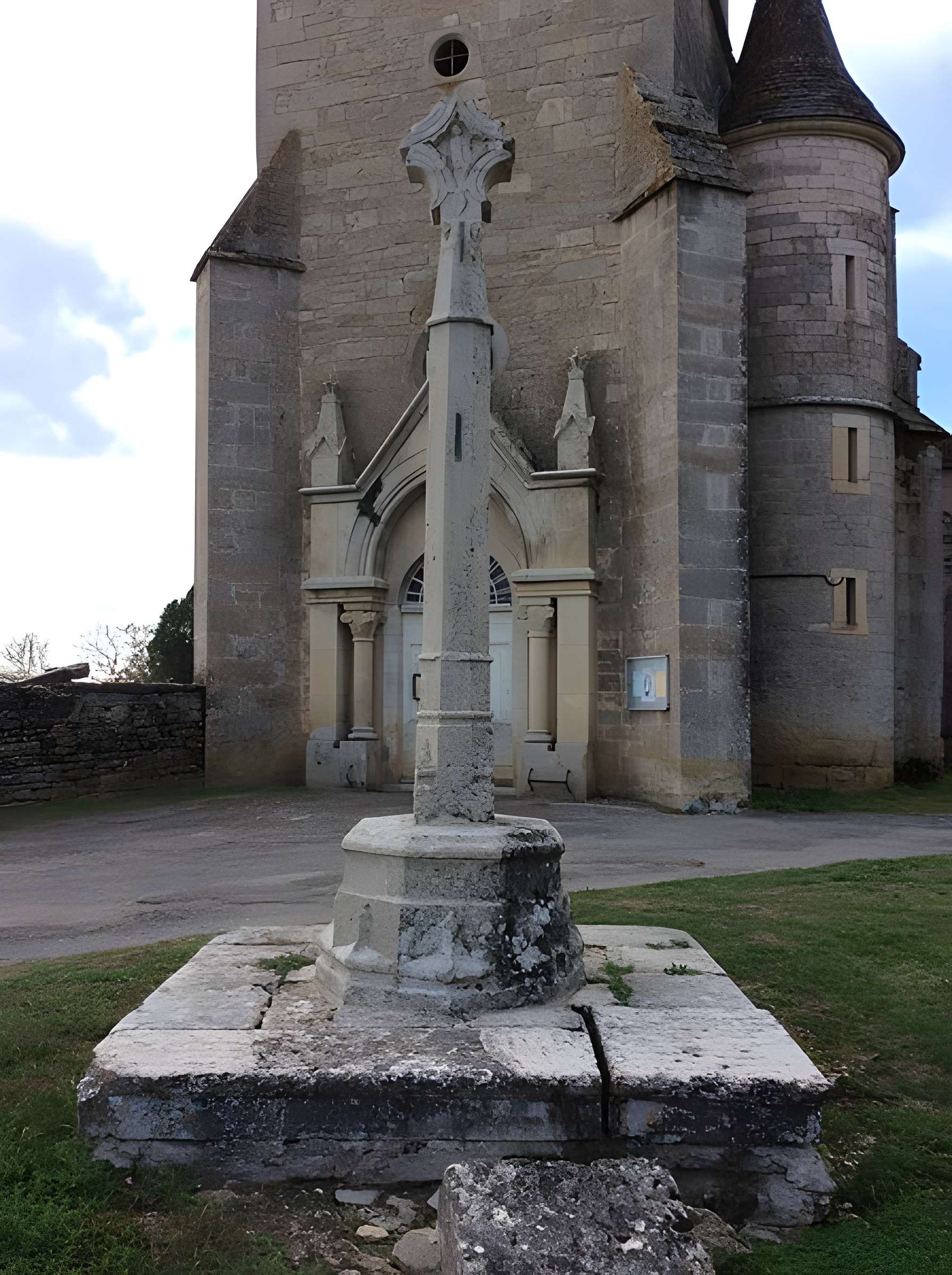 Croix en pierre du XVe siècle
