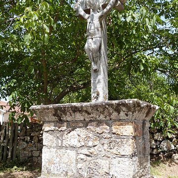 Croix en pierre datée de 1667