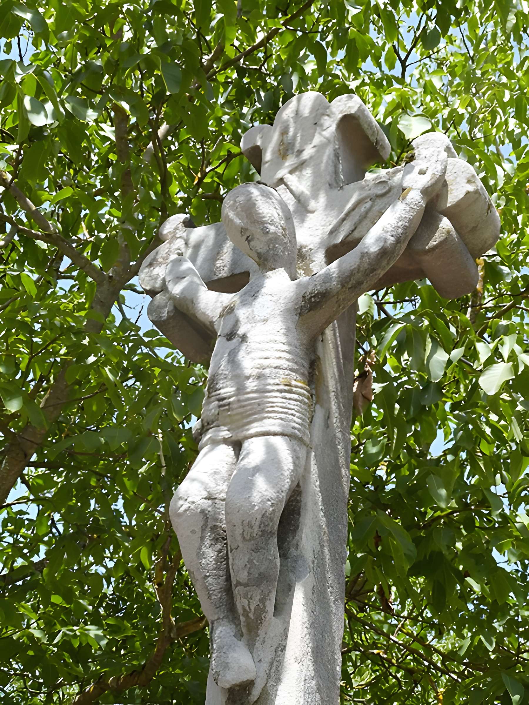 Croix en pierre datée de 1667