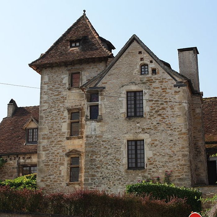 Photo de Maison contiguë à la porte fortifiée du château ancien prieuré