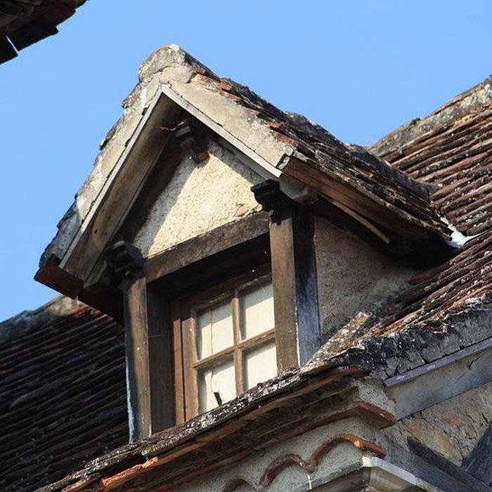 Photo de Maison contiguë à la porte fortifiée du château ancien prieuré