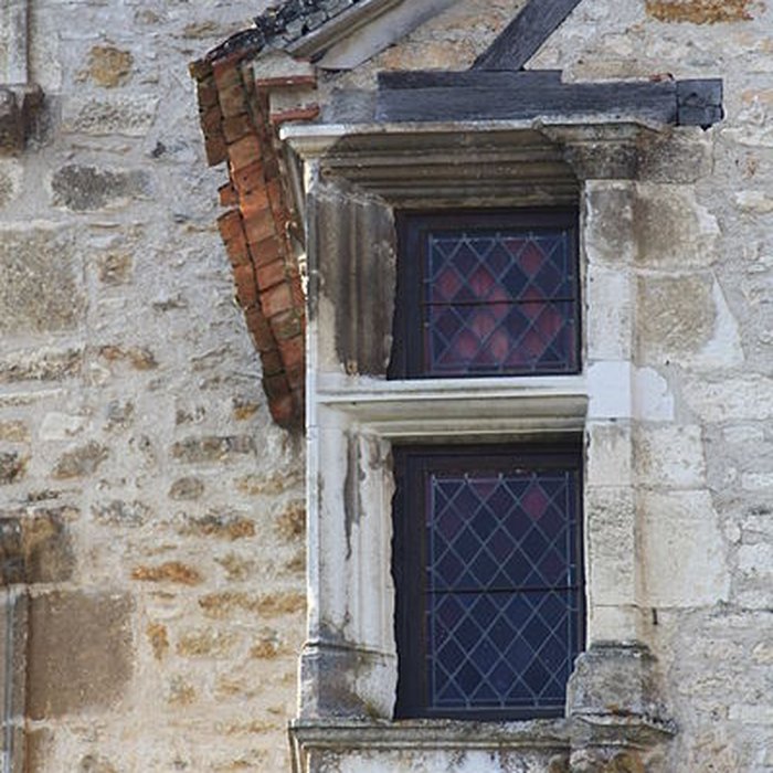 Photo de Maison contiguë à la porte fortifiée du château ancien prieuré