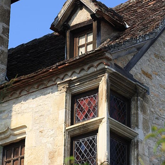 Photo de Maison contiguë à la porte fortifiée du château ancien prieuré