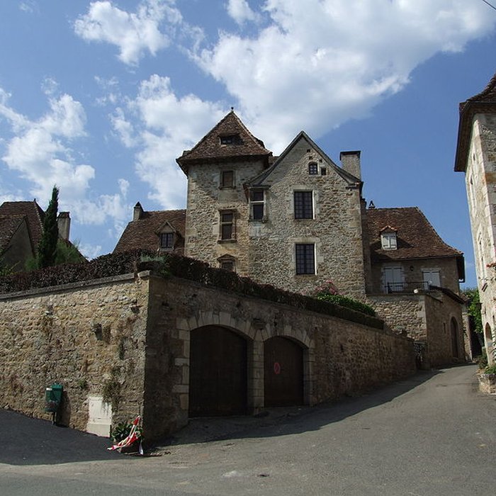 Photo de Maison contiguë à la porte fortifiée du château ancien prieuré