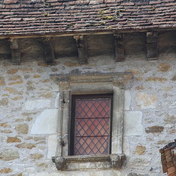 Maison contiguë à la porte fortifiée du château ancien prieuré