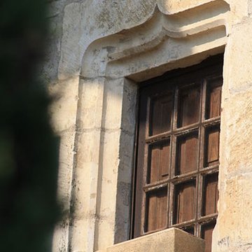 Maison contiguë à la porte fortifiée du château ancien prieuré