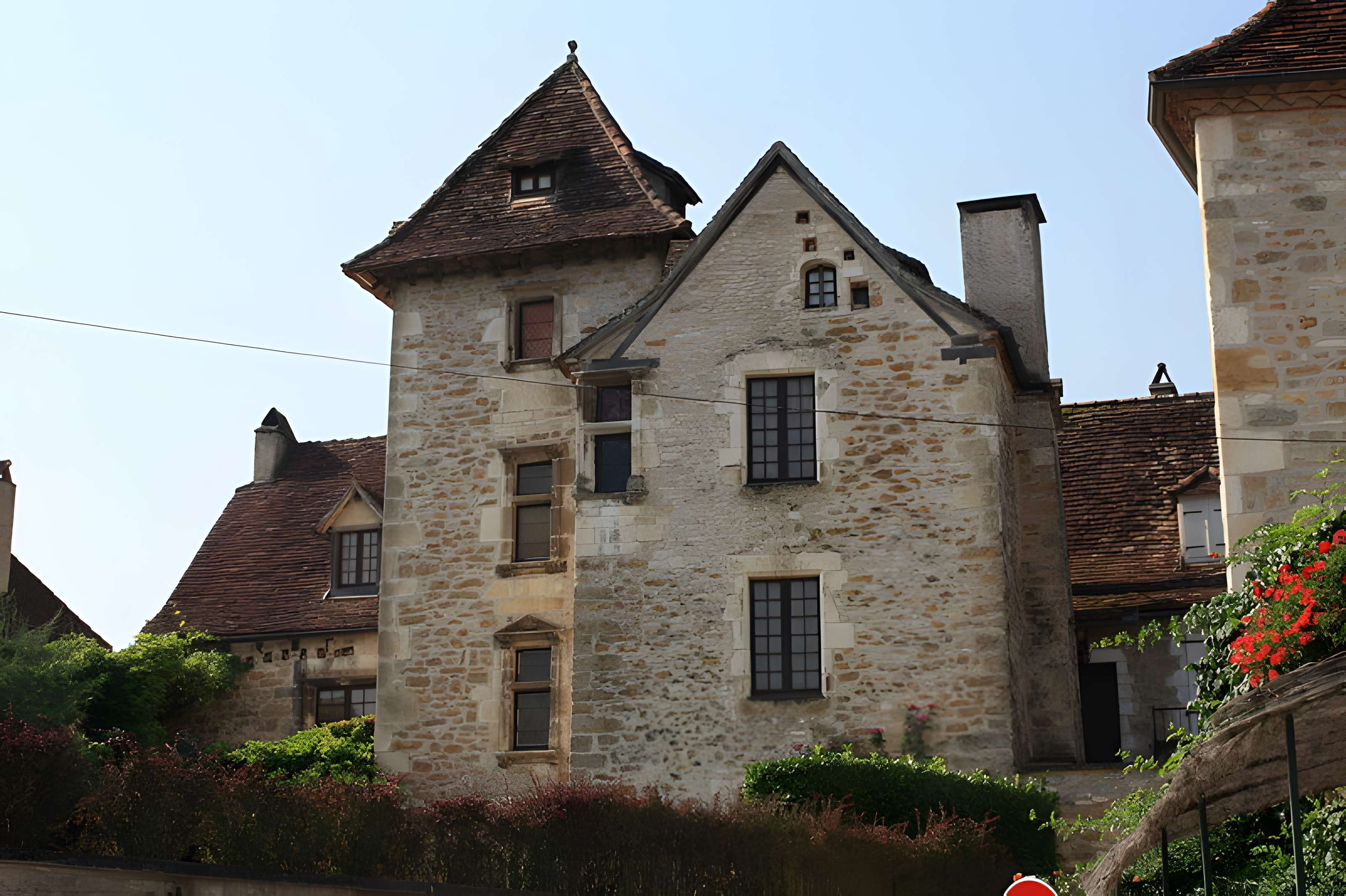 Maison contiguë à la porte fortifiée du château (ancien prieuré)