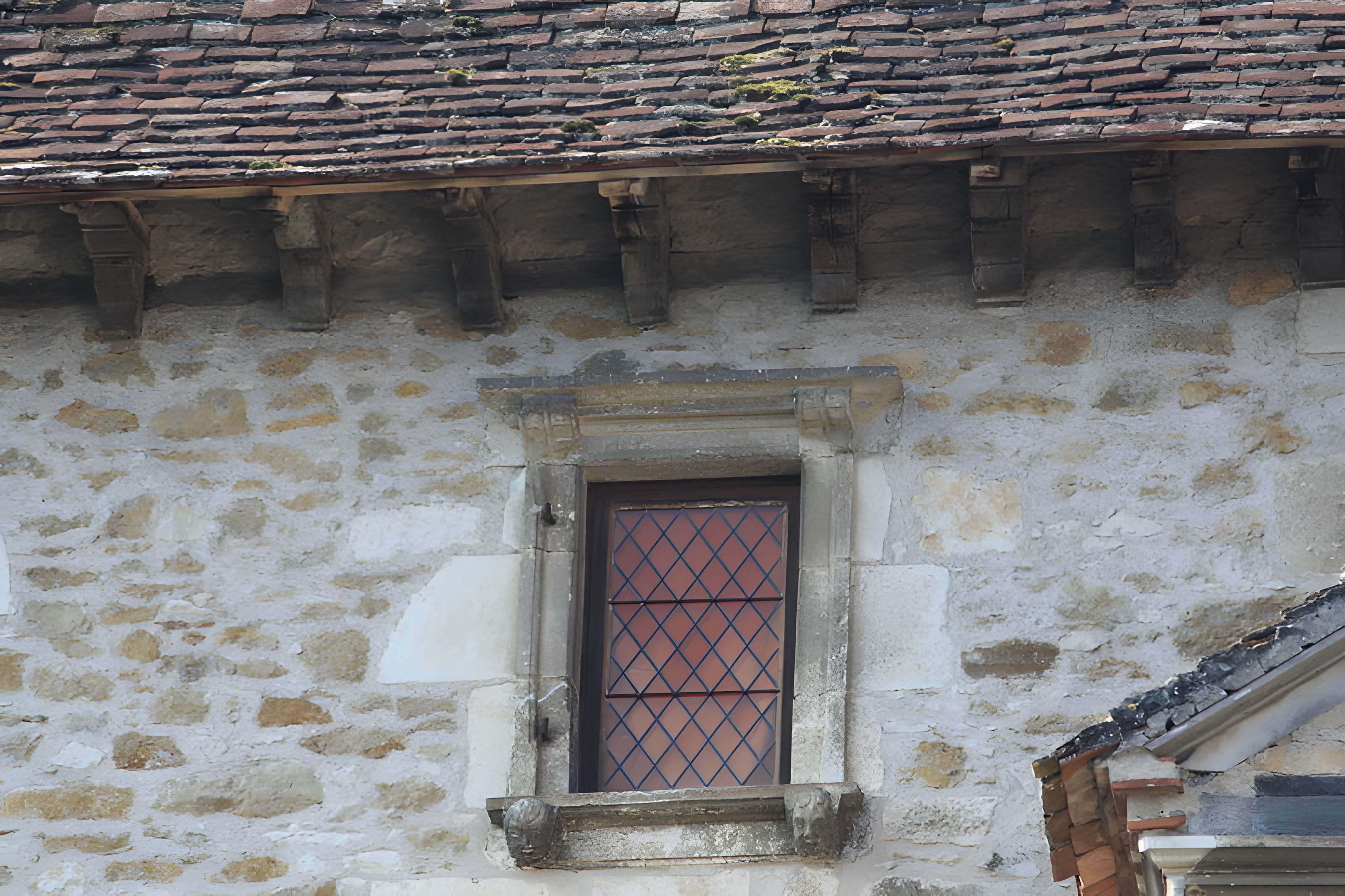 Maison contiguë à la porte fortifiée du château (ancien prieuré)