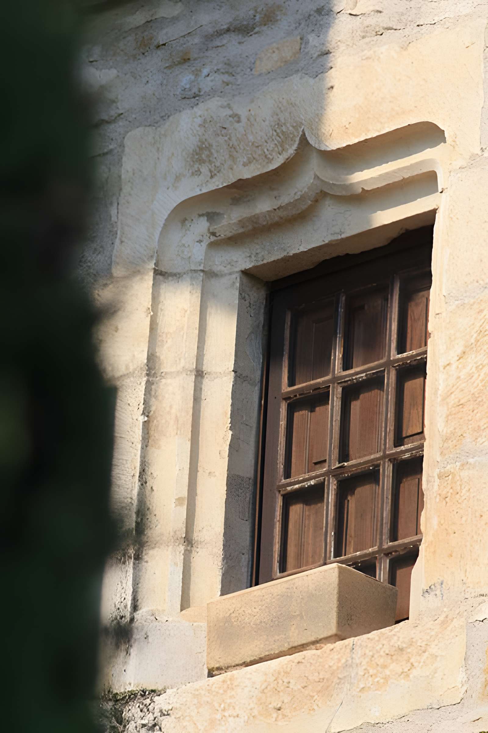 Maison contiguë à la porte fortifiée du château (ancien prieuré)