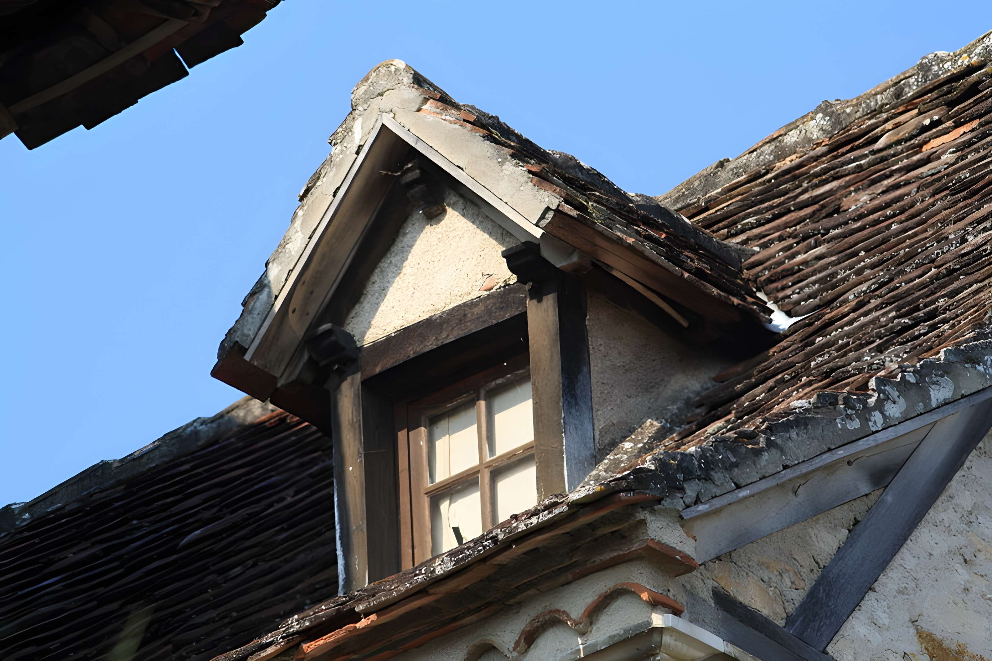 Maison contiguë à la porte fortifiée du château (ancien prieuré)