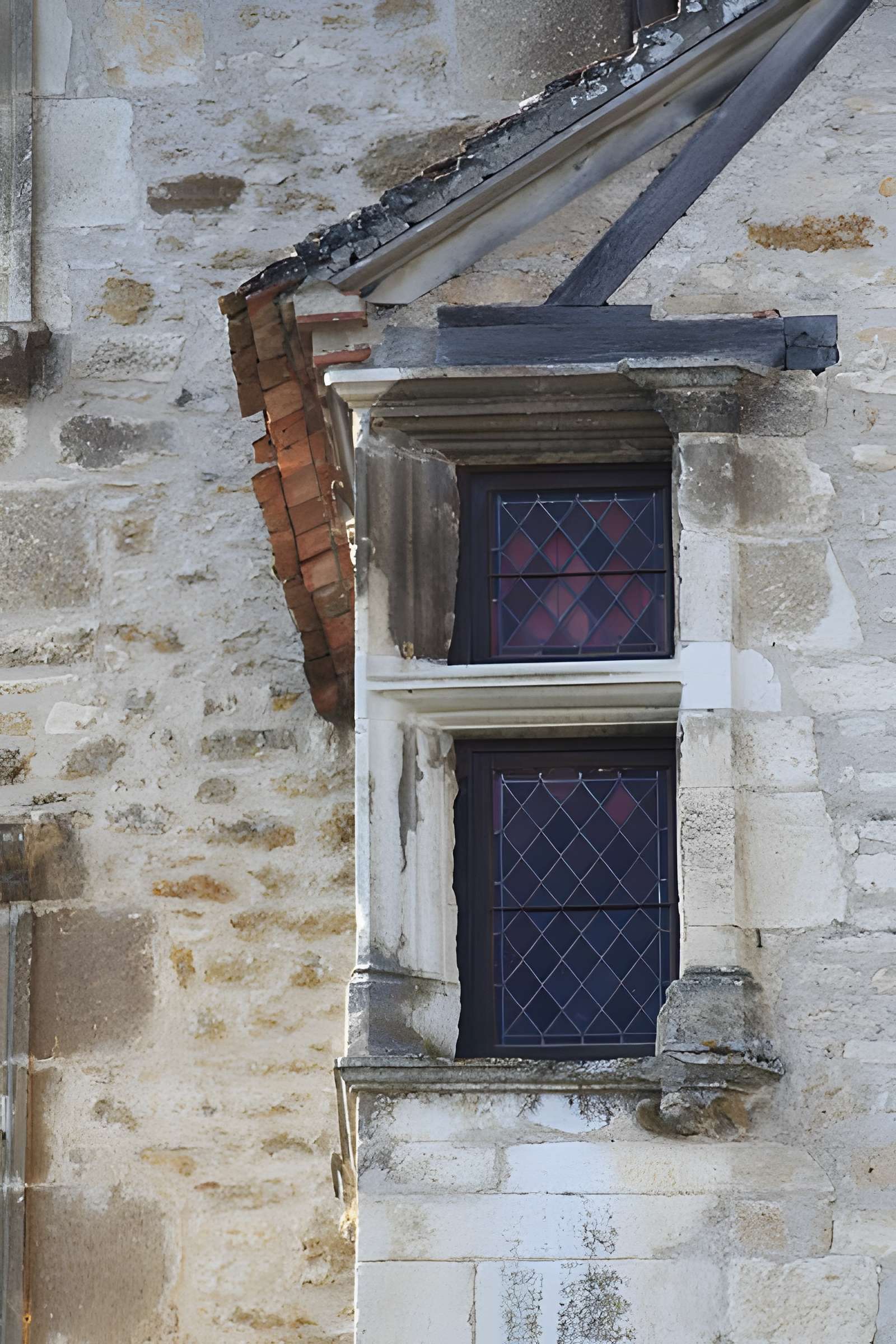 Maison contiguë à la porte fortifiée du château (ancien prieuré)