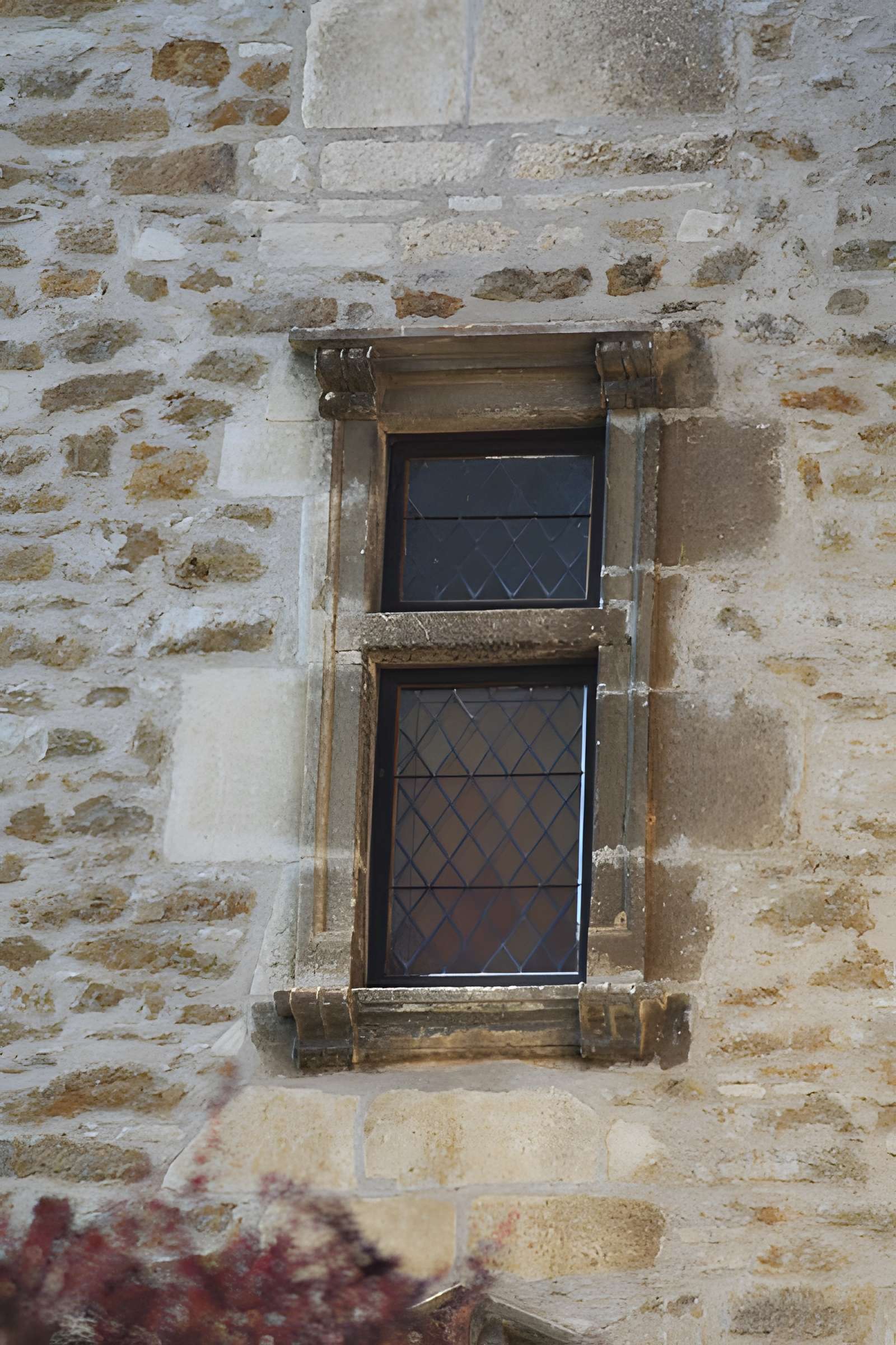 Maison contiguë à la porte fortifiée du château (ancien prieuré)