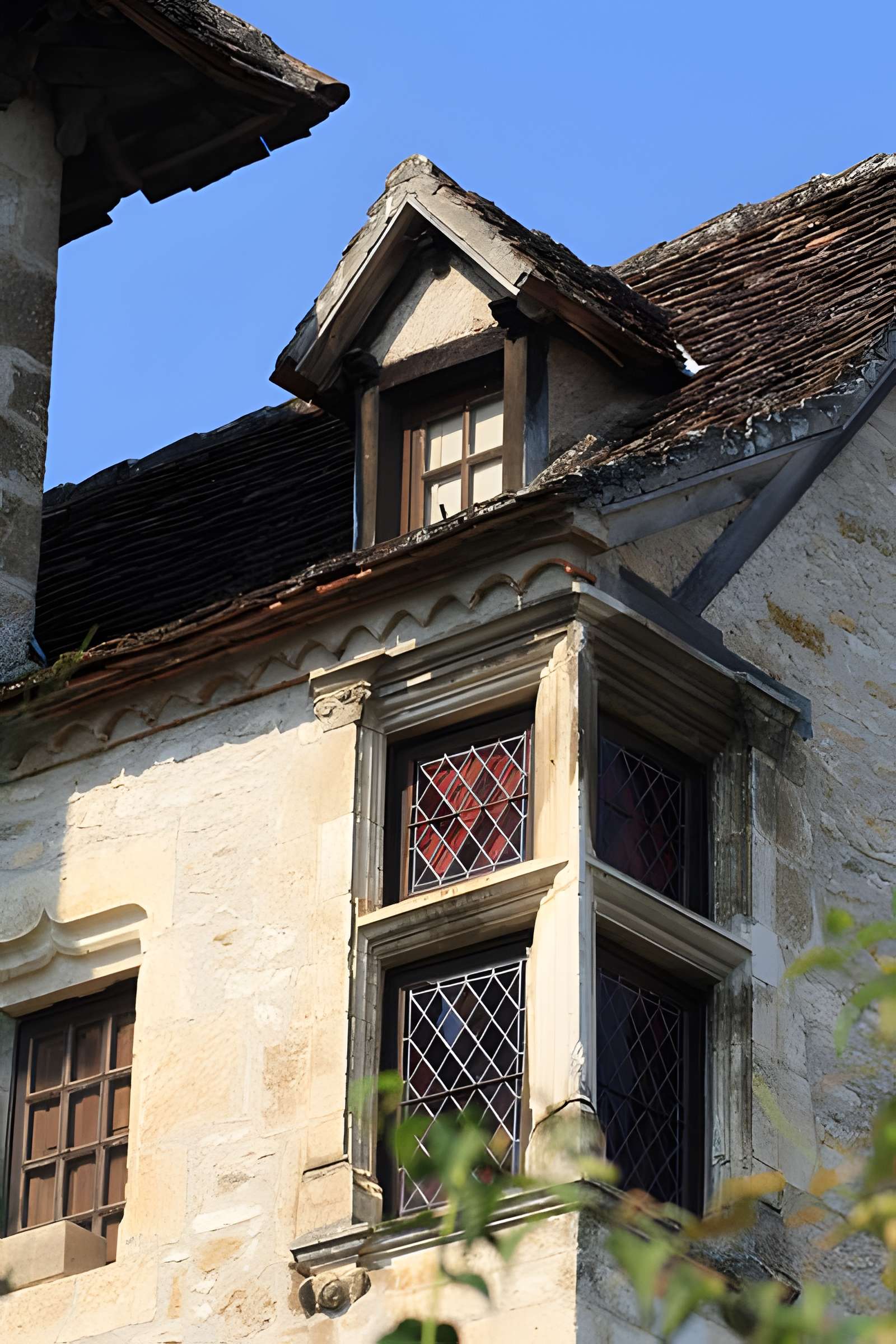Maison contiguë à la porte fortifiée du château (ancien prieuré)